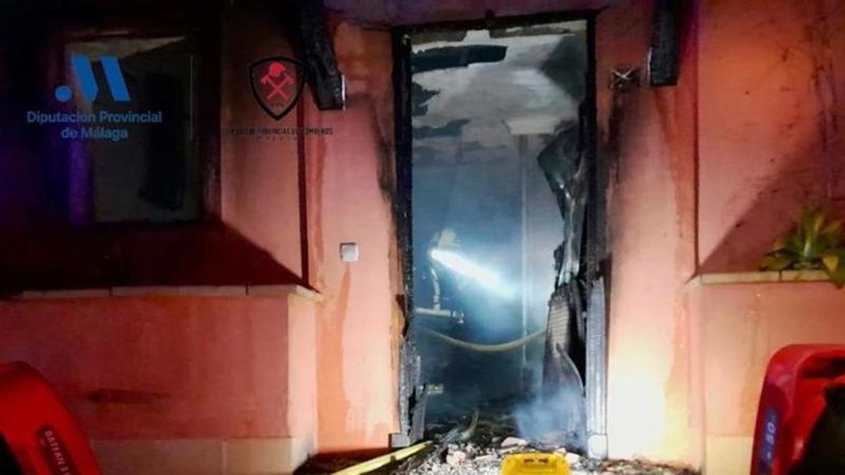 Efectivos del CPB intervienen en un incendio de un apartamento en Manilva