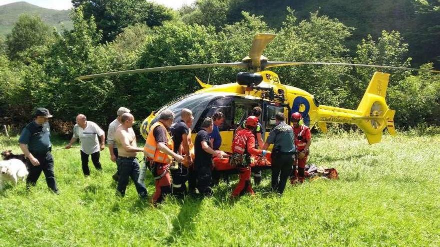 Evacuación de Rodrigo Fernández en el helicóptero medicalizado, ayer, en Villahizoy (Grado).