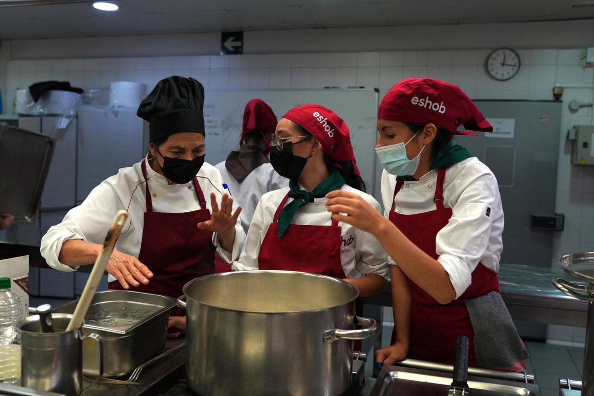 Clases prácticas de camarero y cocinero en la escuela ESHOB, en una imagen de archivo