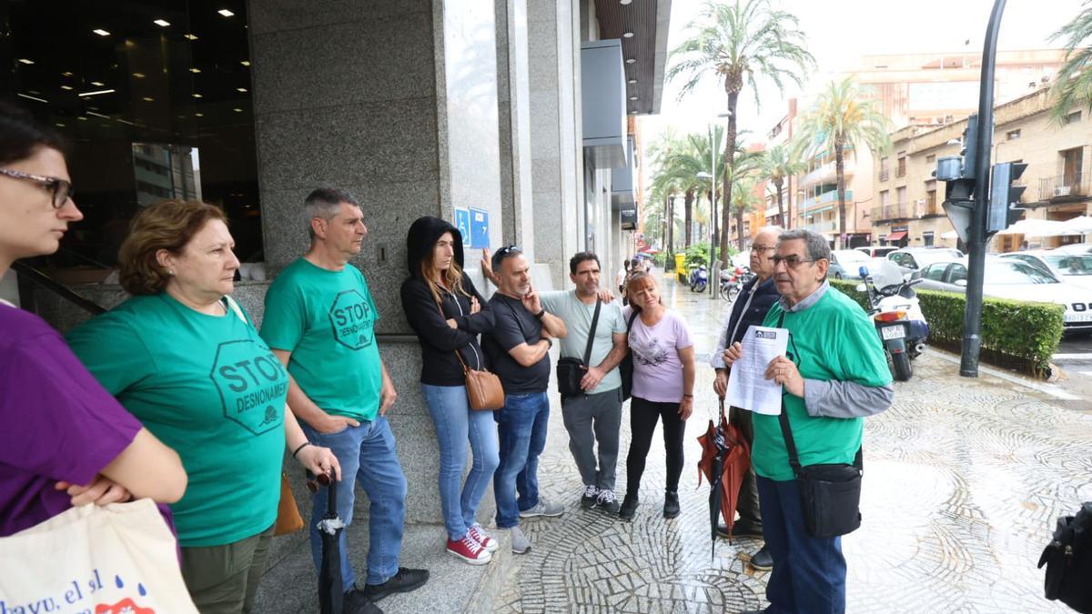 Concentración de la PAH ante el Ayuntamiento de Torrent.