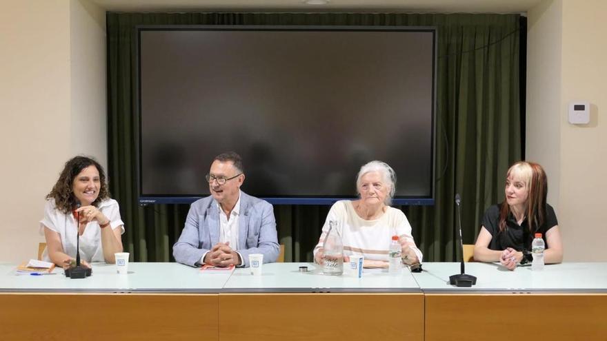 La manresana Carme Carrió presenta l’obra «Bells relats vells» a la biblioteca del Casino