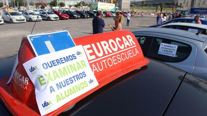 Los coches de las autoescuelas, parados debido a la huelga de examinadores que se inició en junio y se prolonga en octubre.