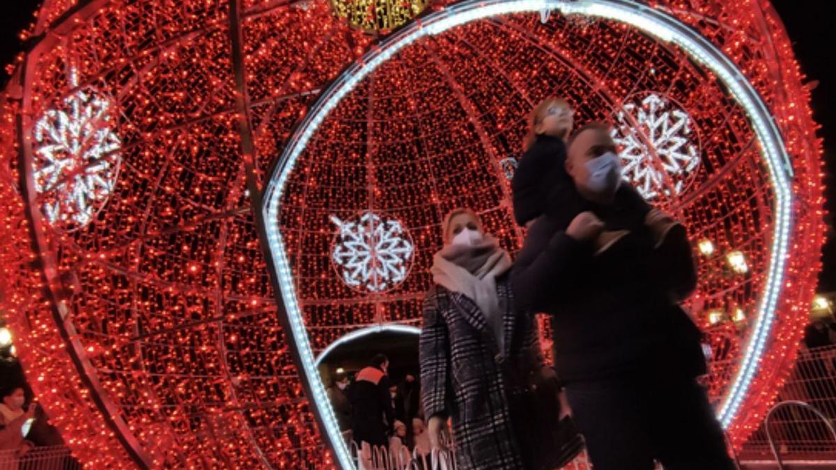 Bola de Navidad instalada en la Plaza Mayor de Benavente, donde las luces navideñas y el belén de Casa Solita confieren el ambiente propio de estas fechas.  | |  E. P. Y A. B.