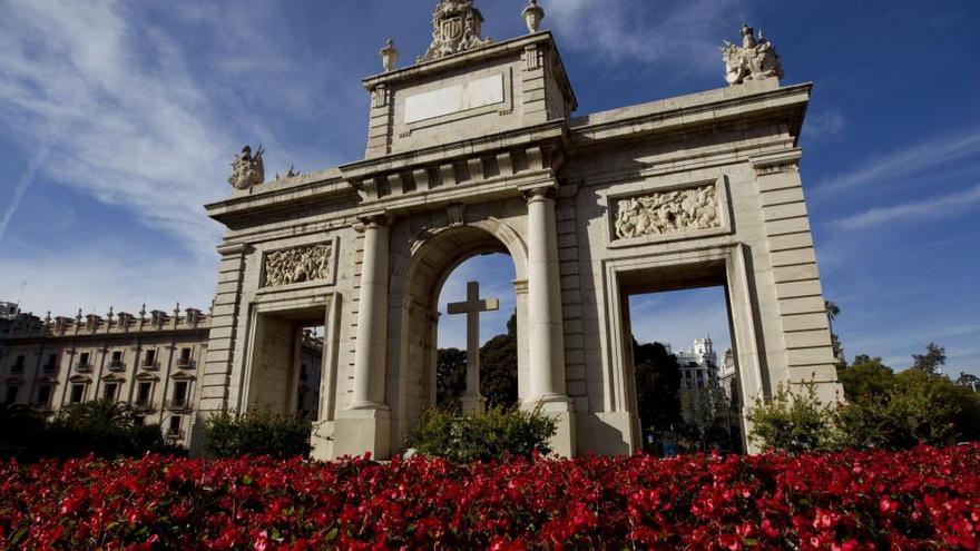 La plaza Porta de la Mar, con un monumento a los caídos.