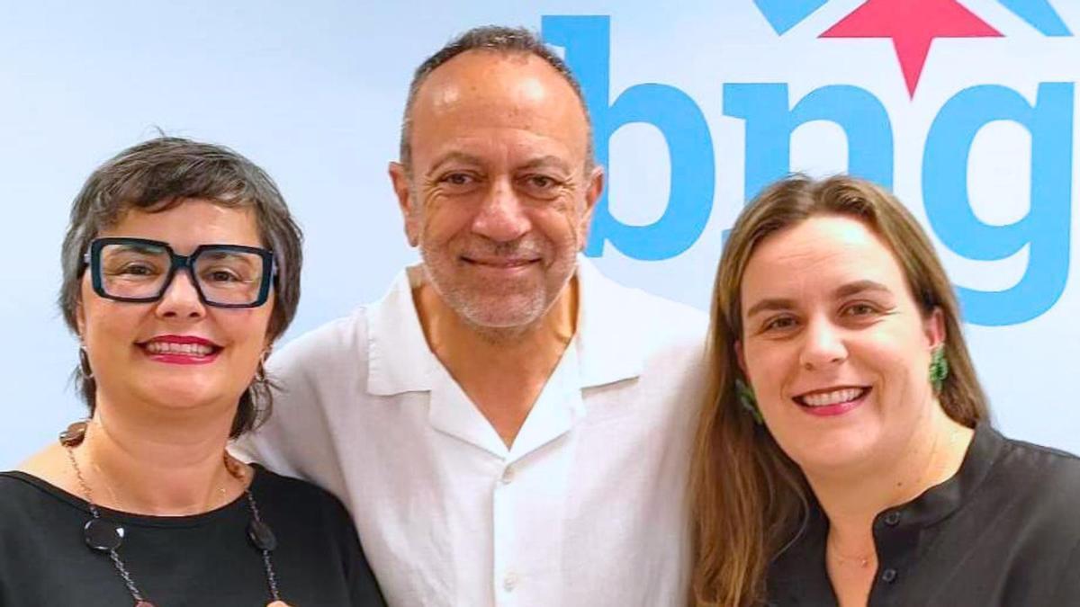 Antón Tenreiro coas dúas concelleiras de Betanzos.