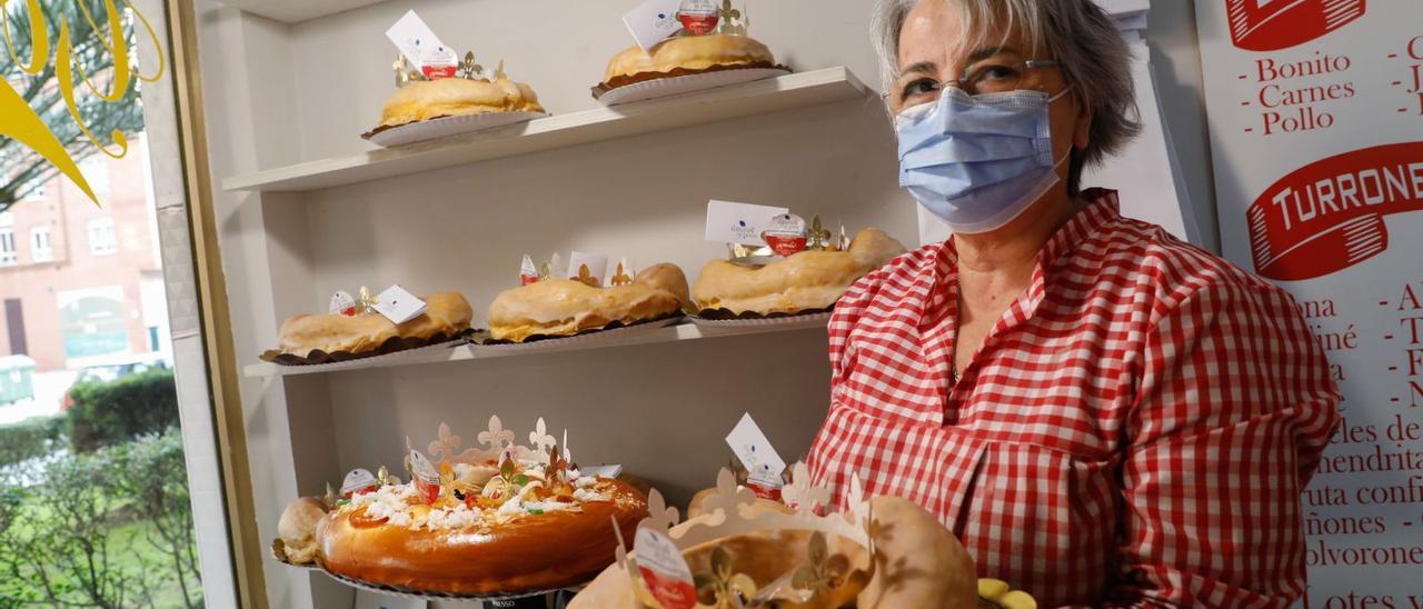 La confitera Margo Rodríguez muestra los roscones de Reyes de su confitería de Avilés