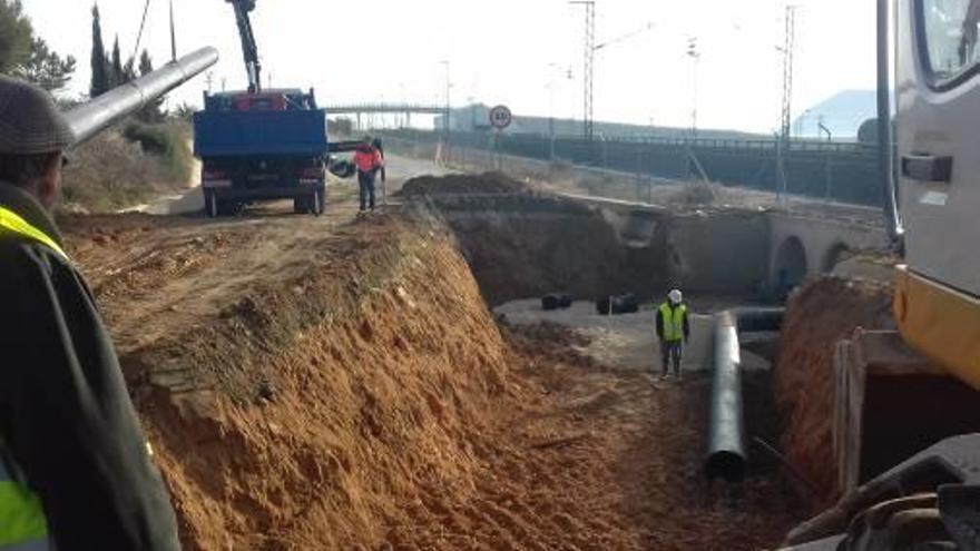 La zanja junto al AVE para introducir las nuevas conducciones de riego.