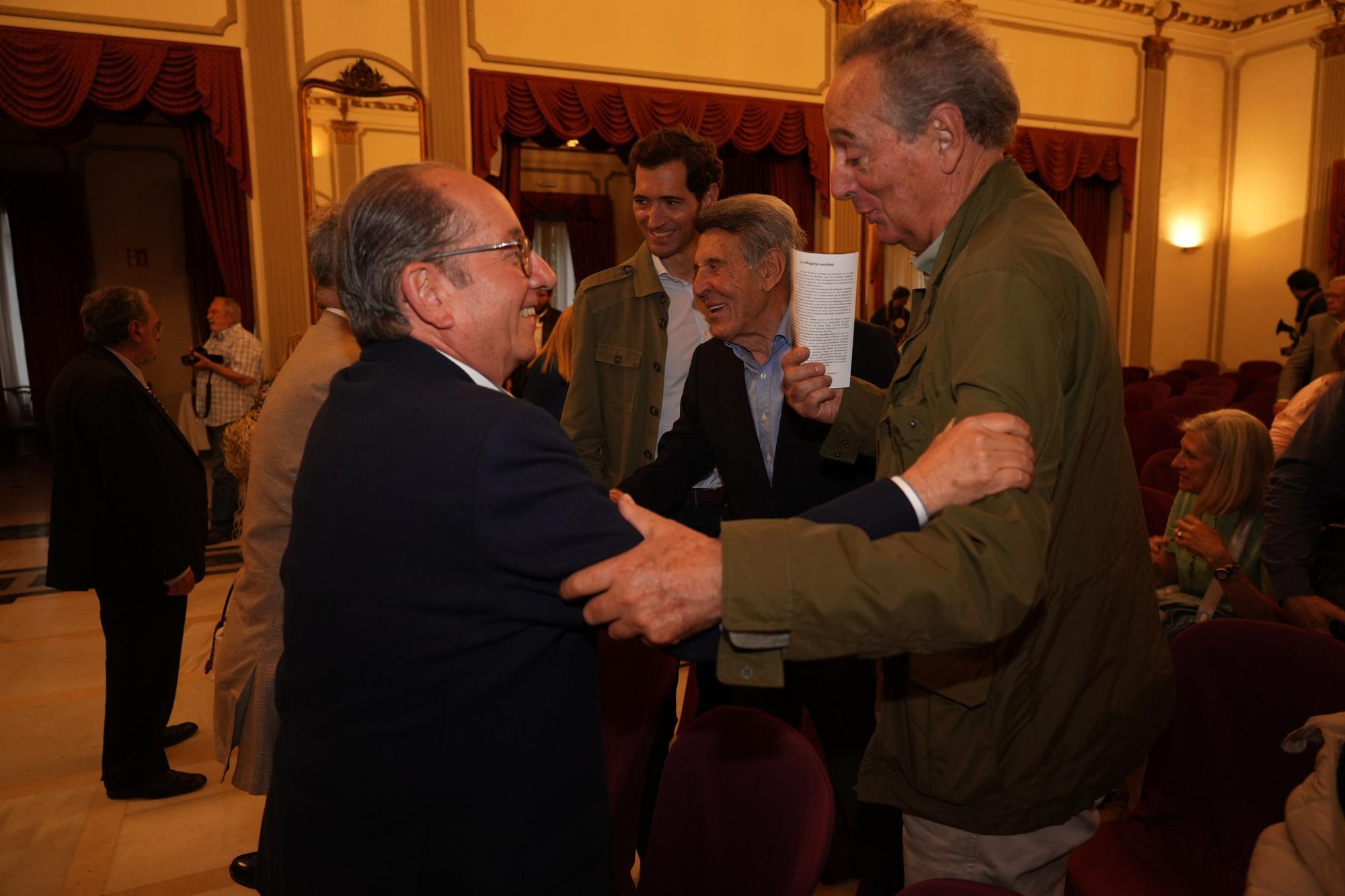 El pintor Forner entrega su retrato al maestro Tebar en el Casino Antiguo de Castelló