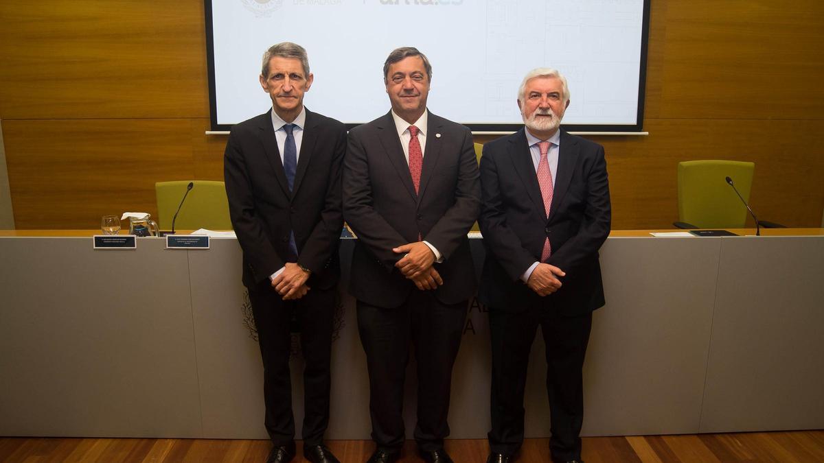 El presidente de la Fundación Unicaja, José Manuel Domínguez; el rector de la Universidad de Málaga, Teodomiro López,;y el director del estudio, el catedrático de Contabilidad Pública Daniel Carrasco.