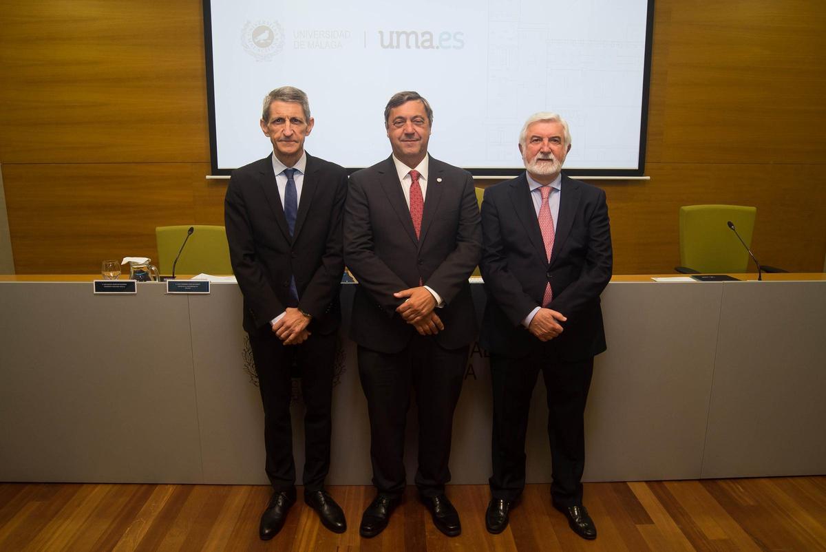 El presidente de la Fundación Unicaja, José Manuel Domínguez; el rector de la Universidad de Málaga, Teodomiro López,;y el director del estudio, el catedrático de Contabilidad Pública Daniel Carrasco.