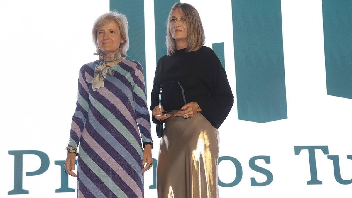 Pilar Valencia, comercial de El Periódico Extremadura, recoge el galardón en nombre de la alcaldesa de Villamiel, que entrega Victoria Bazaga.