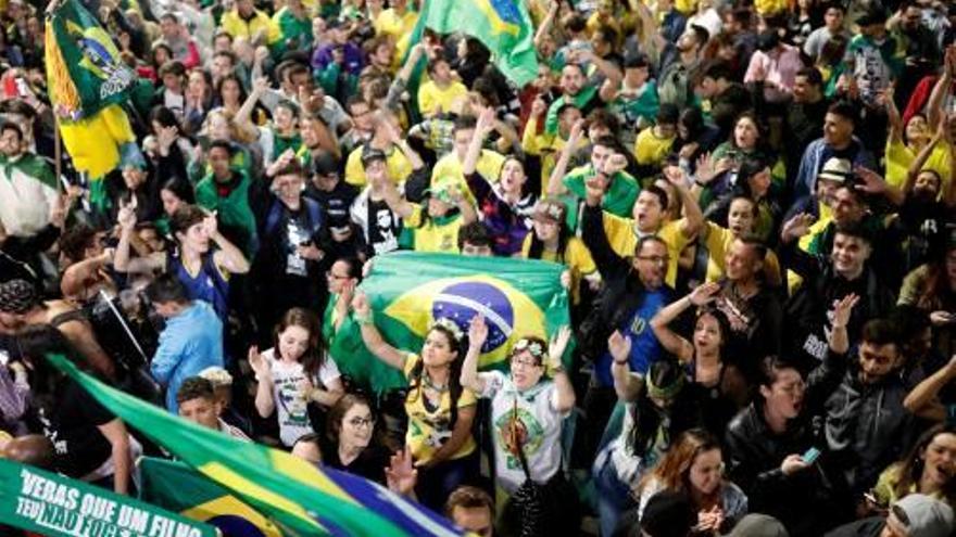Simpatitzats de Bolsonaro celebren la seva victòria.
