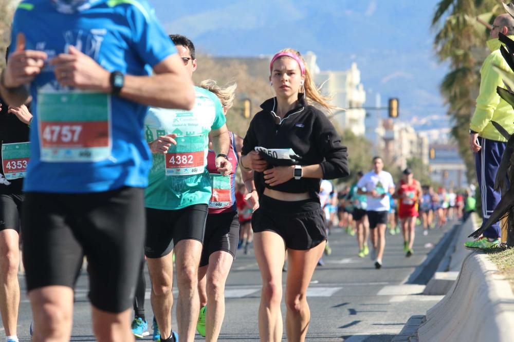 Más de 7.000 atletas tomaron la salida en una prueba que gozó de unas buenas condiciones para correr y que acabó encumbrando, de nuevo, al corredor del club Cueva de Nerja Abdelhadi El Mouaziz