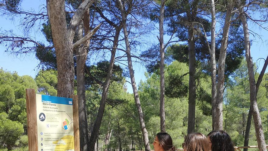 Visitantes del parque regional de Sierra Espuña durante una excursión por el entorno natural.