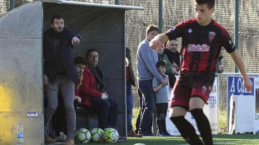 Nando se estrenó en el banquillo del Cortizo. // Bernabé/Javier Lalín