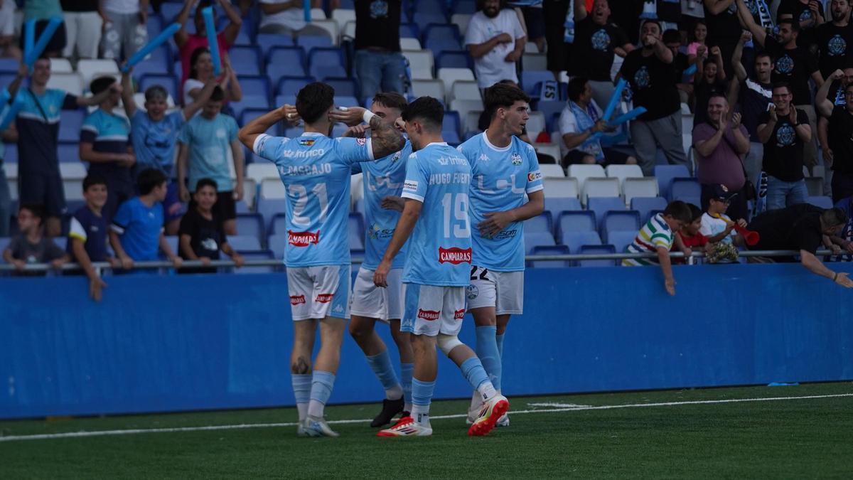 Jugadores del Ciudad de Lucena celebran un gol ante el Tomares.