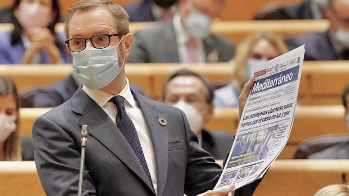 Javier Maroto, portavoz del Partido Popular, en el Pleno del Senado mostrando la portada de &#039;Mediterráneo&#039;