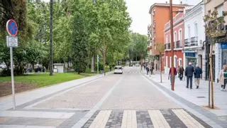 La colocación de bancos y papeleras rematará la transformación total de la Rambla Santa Eulalia de Mérida