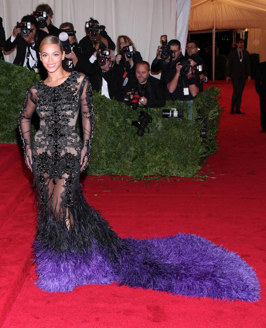 Beyonce con vestido transparente en la Gala MET 2012