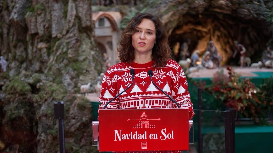 El jersey y el mensaje navideño que han hecho viral a Isabel Díaz Ayuso: &quot;Amaos los unos a los otros&quot;