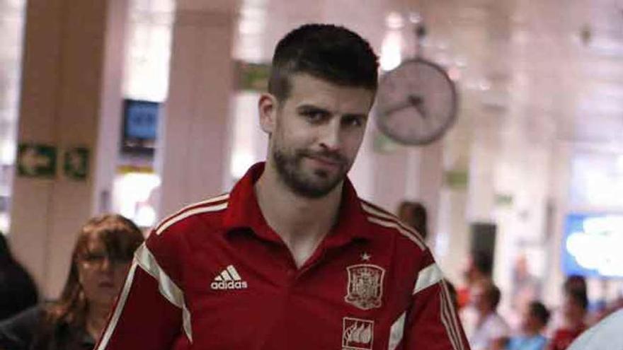 Piqué, ayer, en el aeropuerto de Asturias.