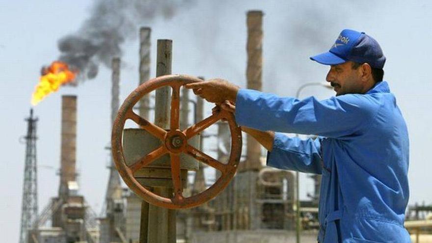 El precio del barril de petróleo Brent baja de 60 dólares por primera vez en cinco años