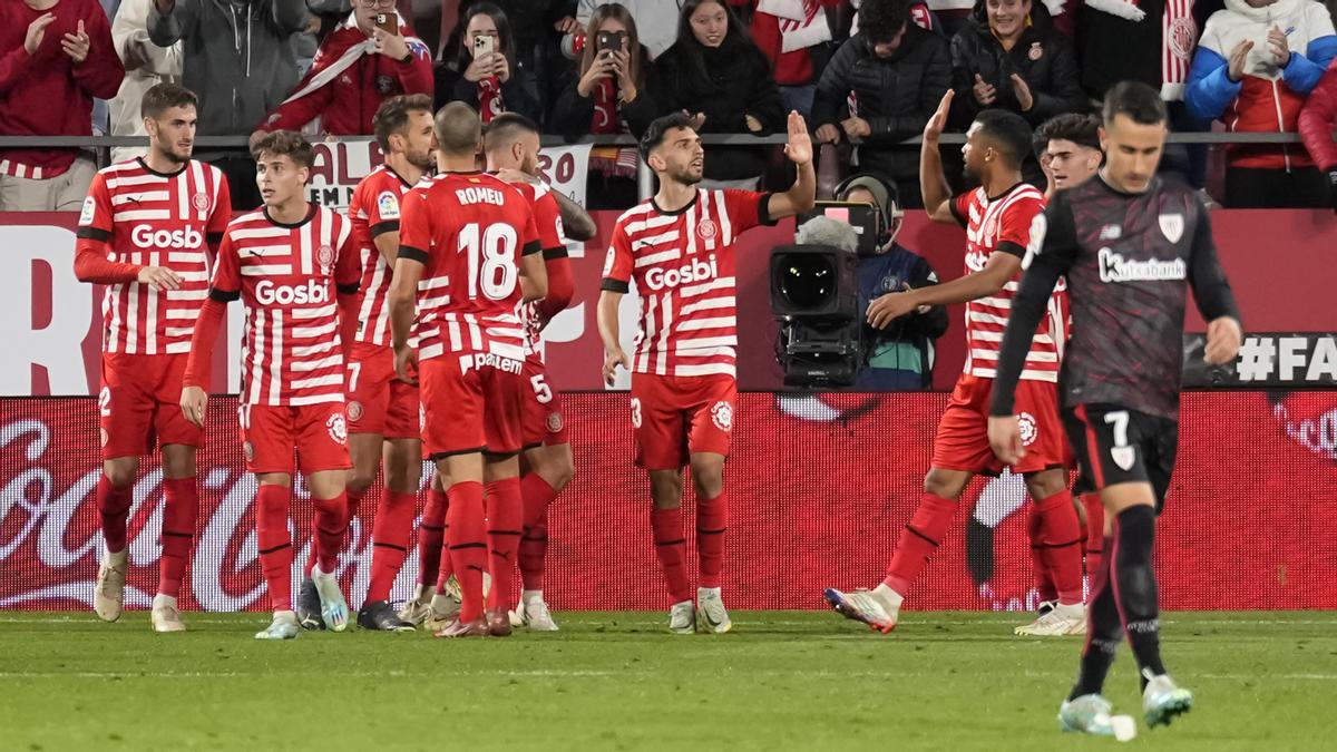 Los jugadores del Girona celebran uno de los goles ante el Athletic.