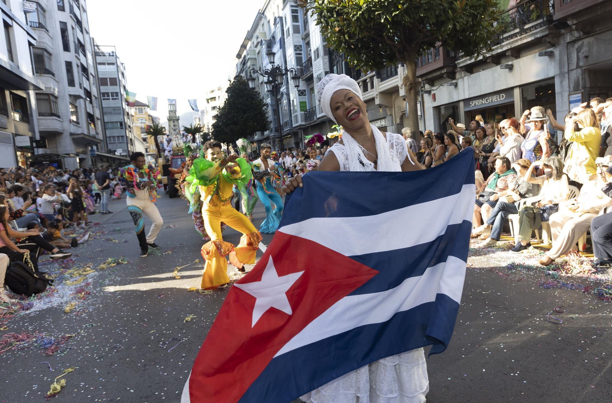 En Imágenes: El Desfile del Día de América llena las calles de Oviedo en una tarde veraniega