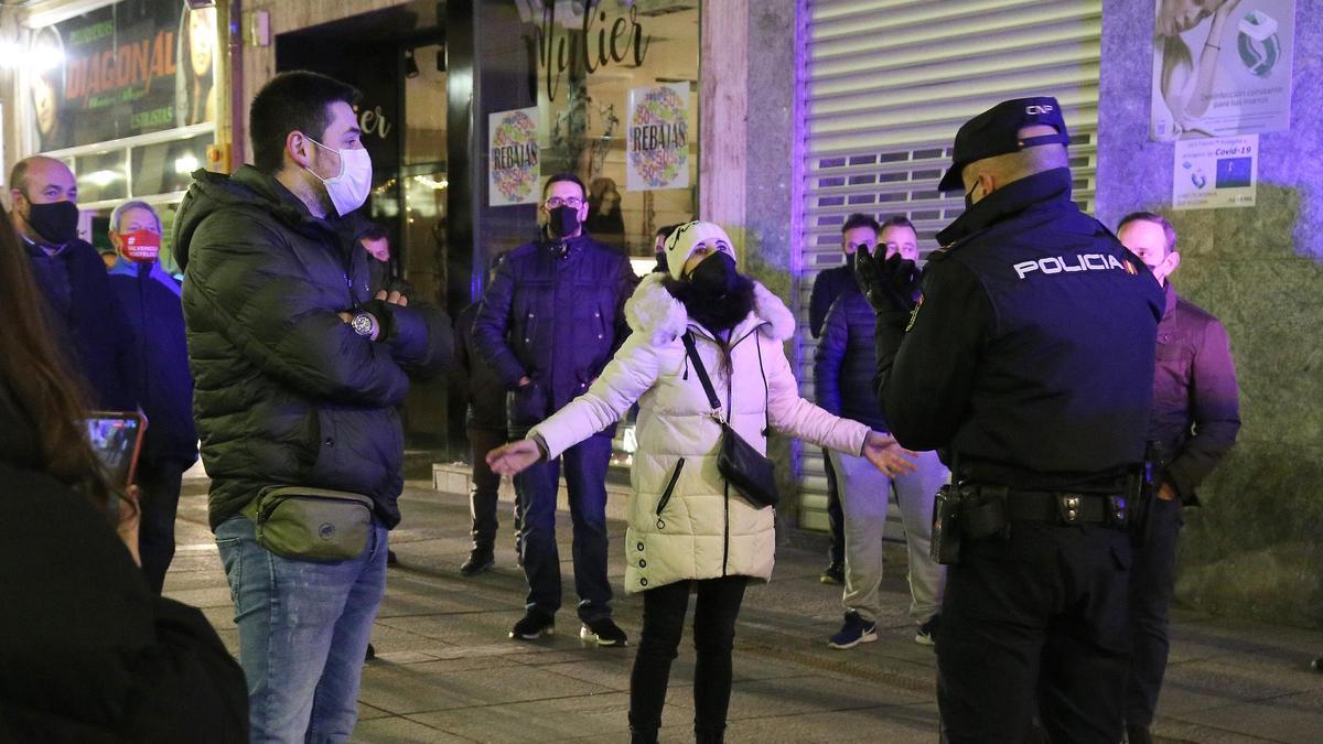 Un grupo de 40 personas desafía el toque de queda con un paseo por el centro de Palencia.