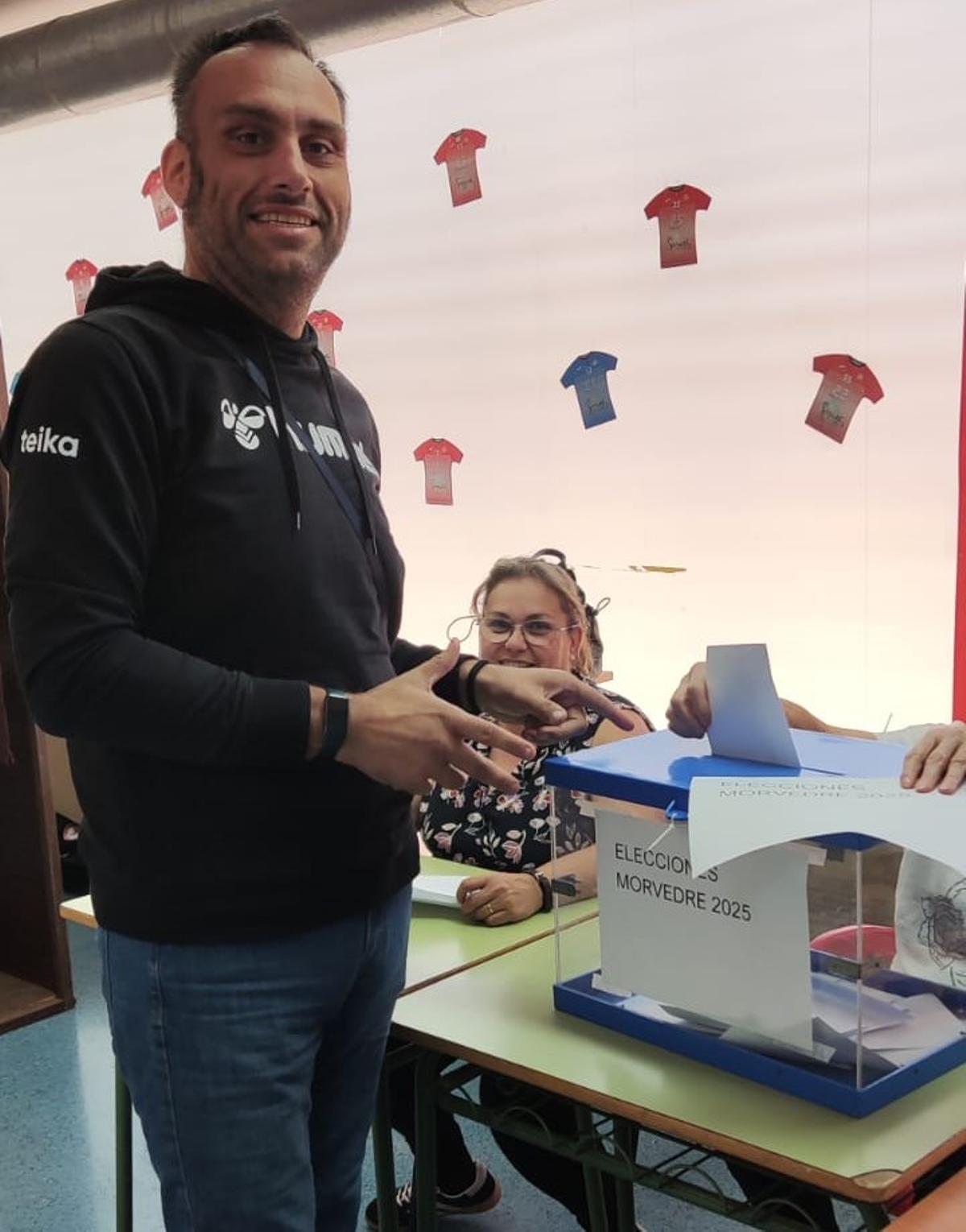 Albert Llueca en el momento de votar.