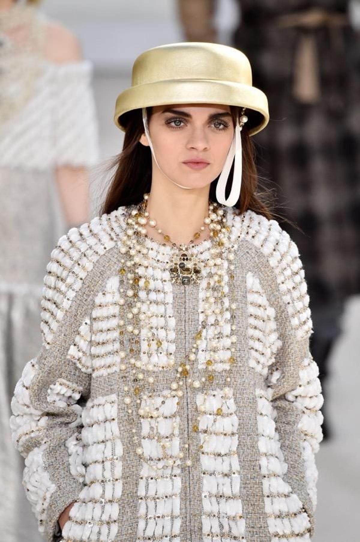 Chanel 'Prêt-à-porter' al detalle, collares de perlas.