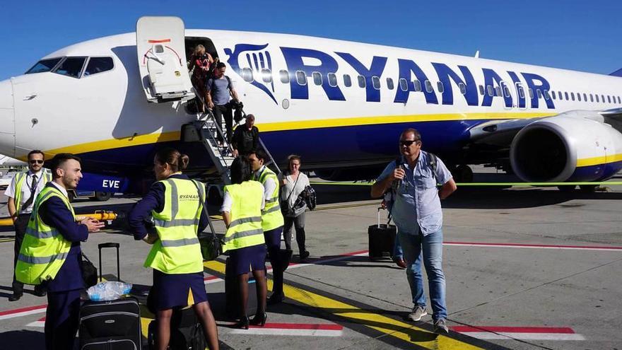 Viajeros, embarcando en un avión de Ryanair.