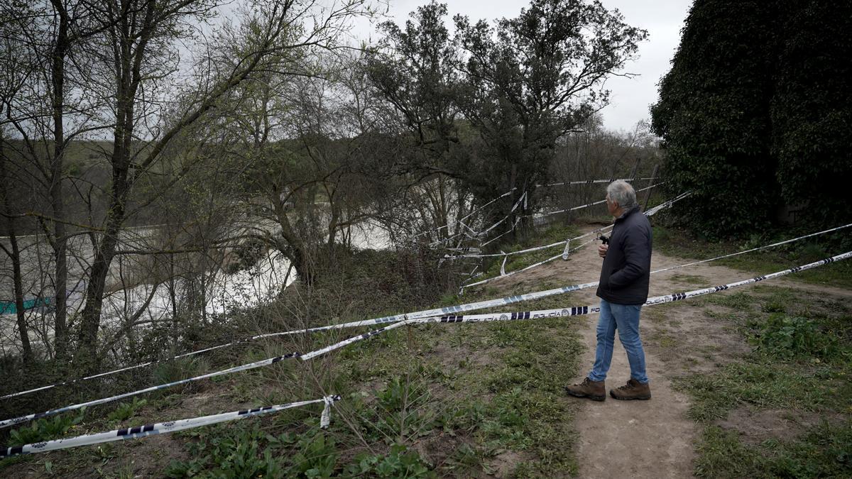 Numerosas personas se han acercado este viernes por la mañana a ver cómo soltaba agua la presa de El Pardo, en Madrid.