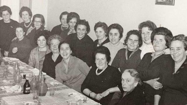 Unha reunión de mestras de Cangas: dona Asunción é a primeira pola dereita, sentada (cara 1970).