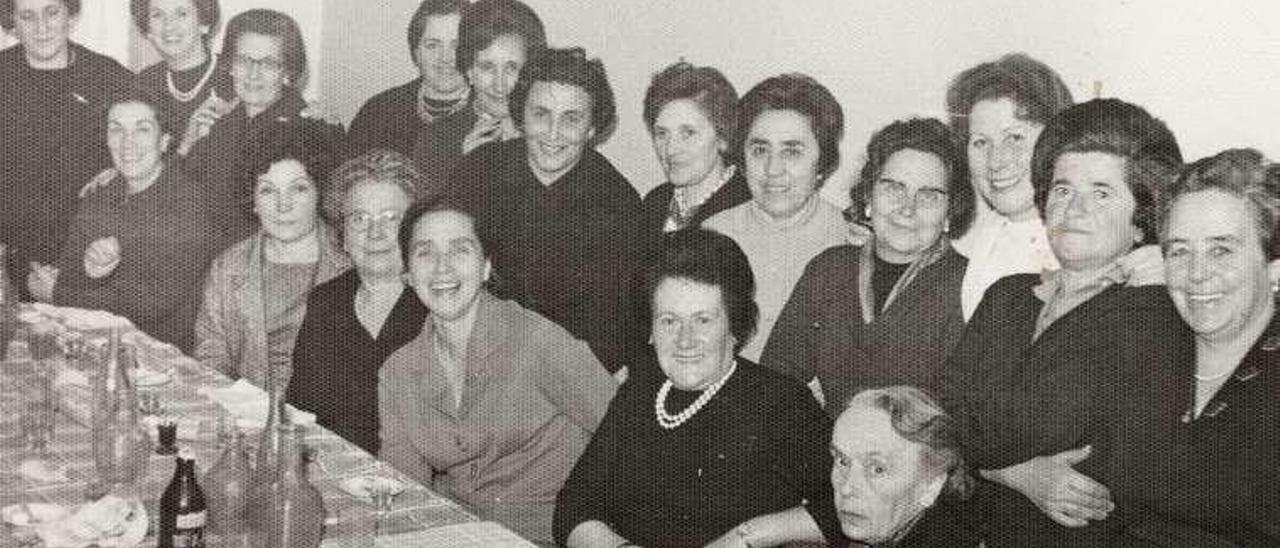 Unha reunión de mestras de Cangas: dona Asunción é a primeira pola dereita, sentada (cara 1970).