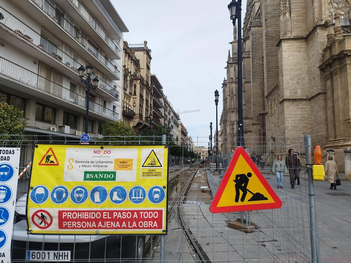 Las obras de mejora del pavimento en la Avenida de la Constitución de ...