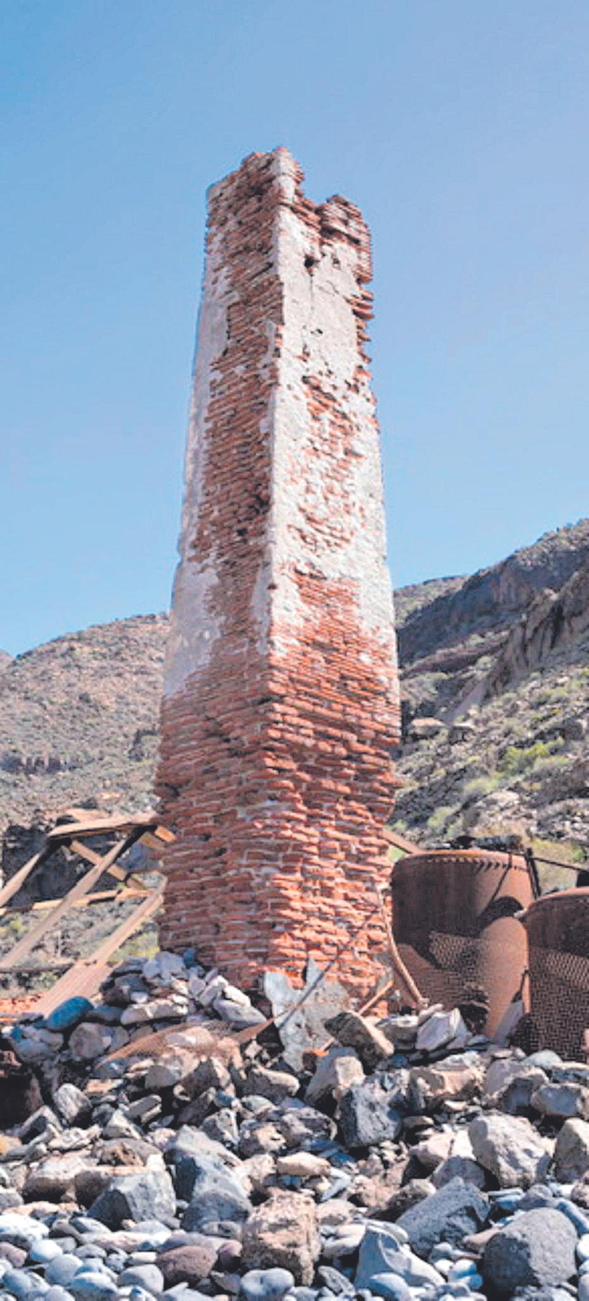 Chimenea de la fábrica de conservas de pescado de La Cantera, Alajeró.