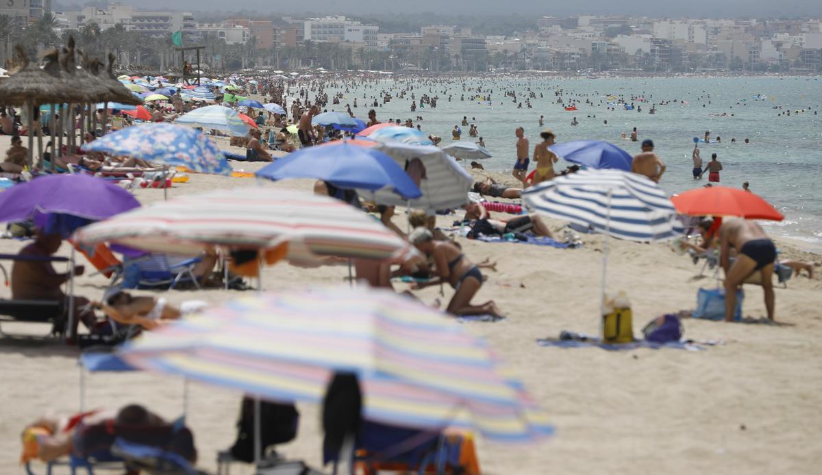 Archivo - Turistas en la playa en el Arenal.