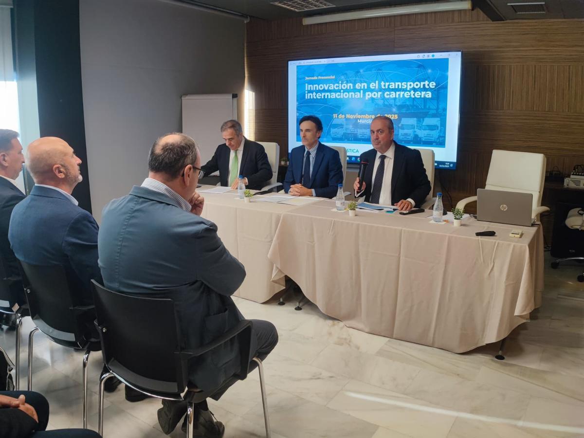 Ramón Valdivia, el consejero Jorge García Montoro y Gabino Diego, este lunes durante la inauguración de la jornada.