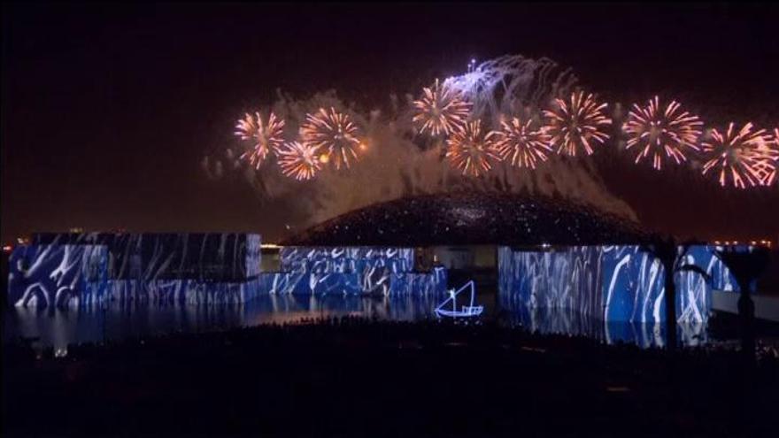 Fuegos artificiales para inaugurar el espectacular Louvre de Abu Dabi