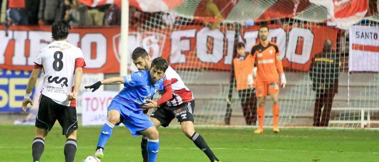 Adrián Mouriño aguanta la pelota ante la presión de un defensor rival. // Área 11