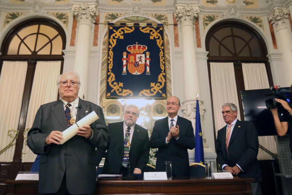 Numerosas personalidades de la política y la cultura malagueña asistieron al acto en el Salón de los Espejos del Ayuntamiento