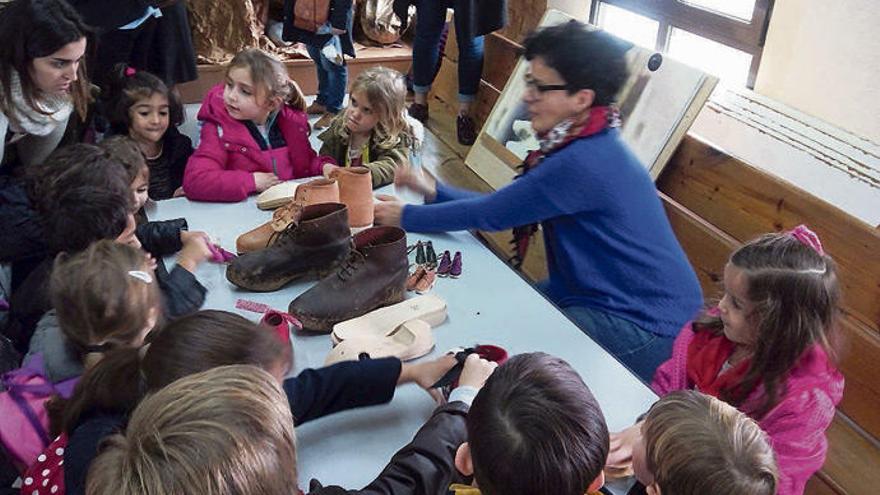 Taller de Elena Ferro con alumnos del Centro Rural Agrupado de Culleredo, dentro del proyecto premiado.