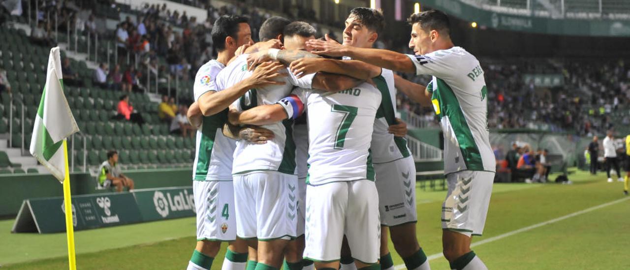 Los jugadores del Elche celebran haciendo una piña el gol de la victoria contra la Ponferradina.