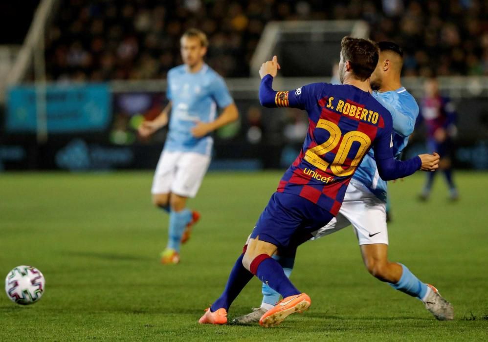 El defensa del FC Barcelona Sergi Roberto (c), pelea un balón contra el defensa UD Ibiza Fran Grimà (d)