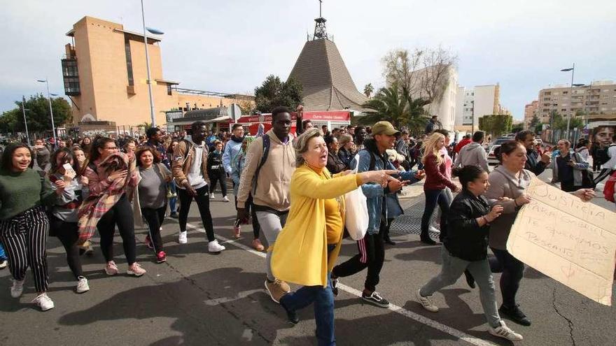 Un centenar de personas se concentró ayer al grito de &quot;asesina&quot; en la Ciudad de la Justicia de Almería // EP