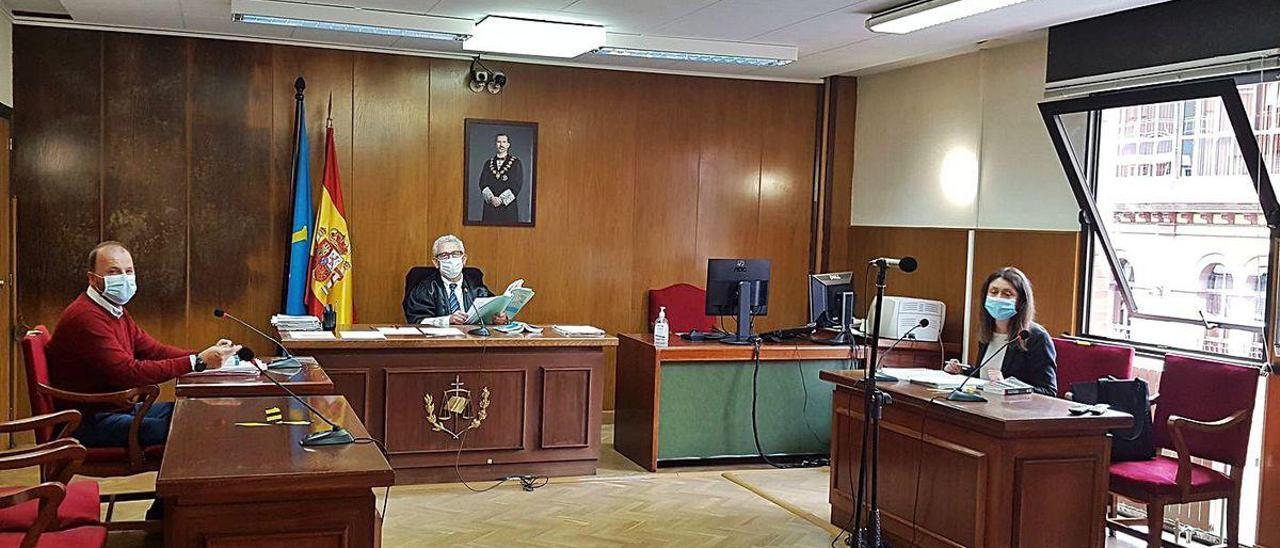 El fiscal, el juez y la abogada defensora, en el juicio celebrado ayer en Langreo.