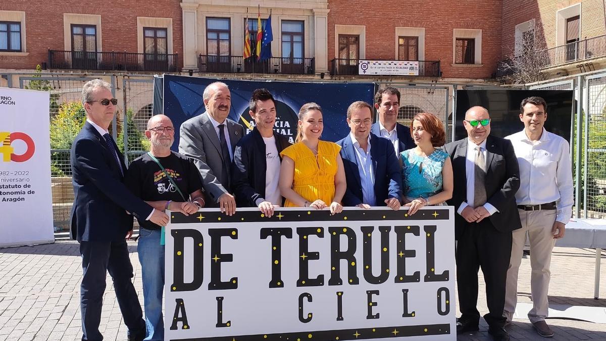 &#039;De Teruel, al cielo&#039;, el lema de la campaña para recabar apoyos. En la imagen, con conocidos rostros turolenses, como el cantante David Civera y el escritor Javier Sierra.
