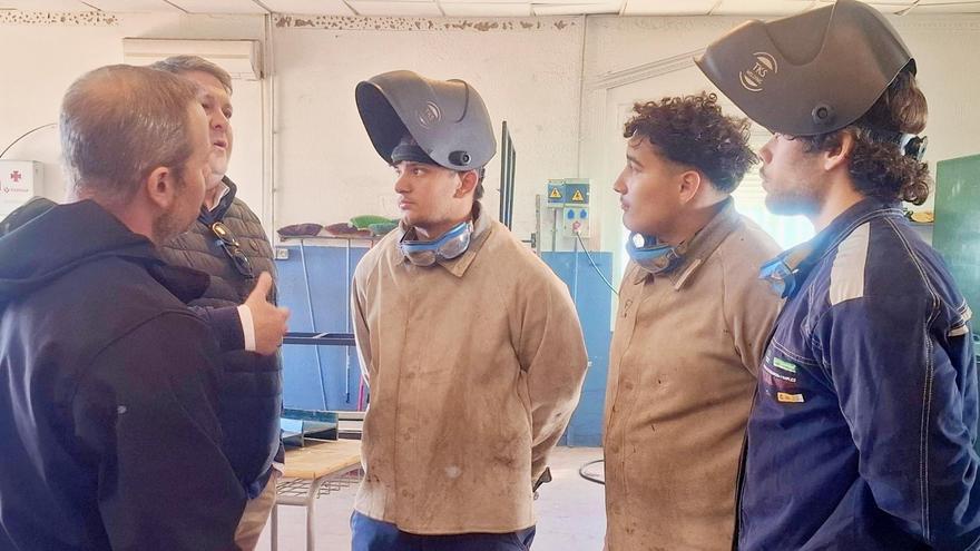 Alumnos de soldadura de la Escuela Vinae que está acabando.