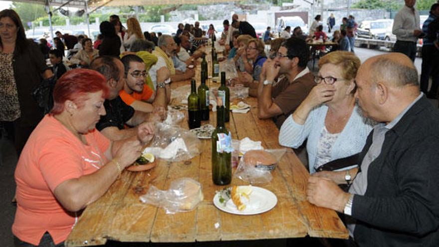 Pontesampaio ya acogió ayer degustaciones, a la espera del día grande de hoy.  // Noé Parga